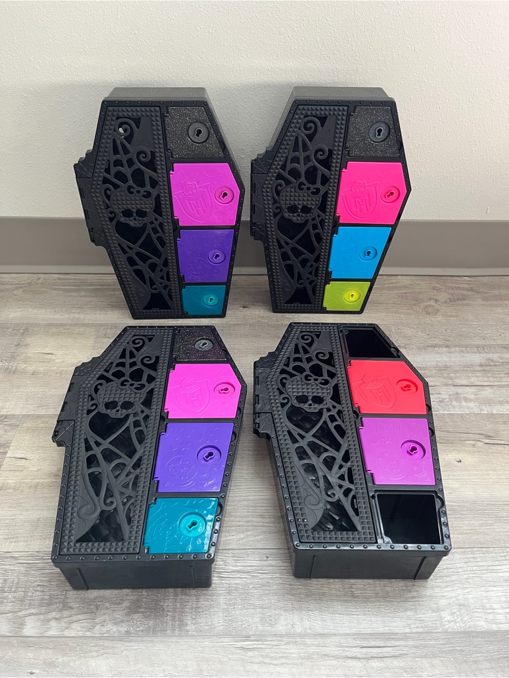 4 Monster High Skulltimate Secrets Coffin Lockers